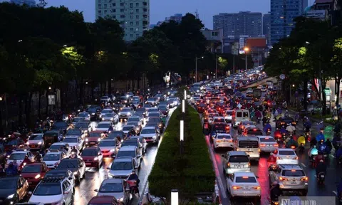 Hà Nội: Ùn tắc kéo dài, người dân chật vật di chuyển trong mưa rét