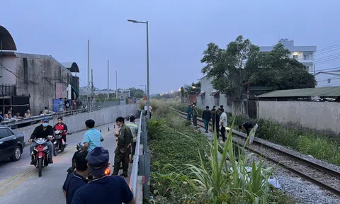 Nam thanh niên đứng trên đường ray bất chấp đoàn tàu đang lao tới