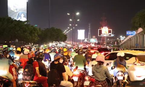 Đường lên cầu Sài Gòn ùn ứ từ chiều đến tối 30-12