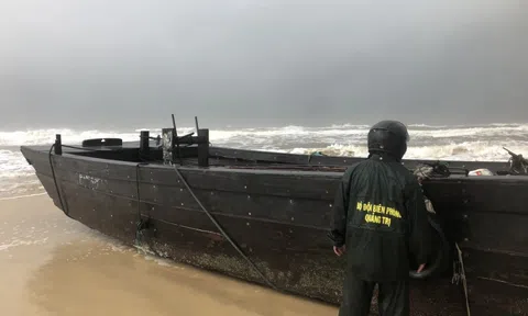 Lại có “tàu ma" dạt vào bờ biển Quảng Trị