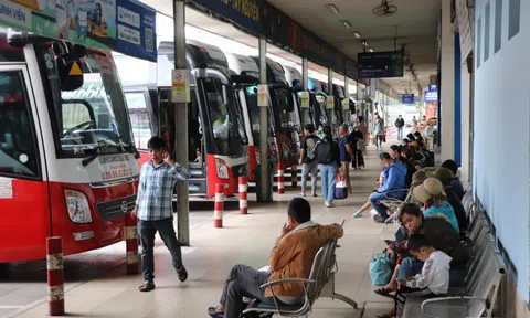 Ngày cuối năm 2022, khách nườm nượp đổ ra bến xe về quê