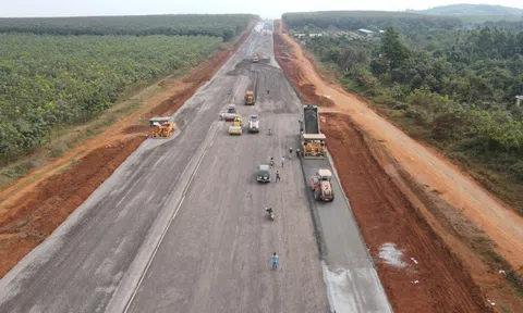 Hình ảnh bất ngờ ở tuyến cao tốc Phan Thiết - Dầu Giây ngày thông xe kỹ thuật