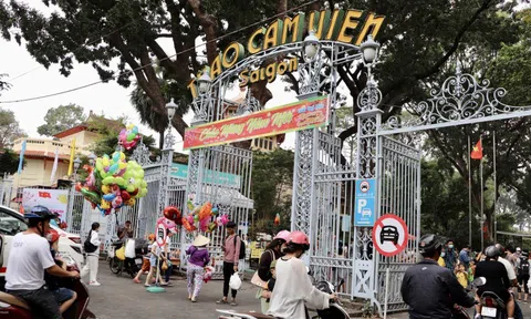 Hình ảnh tấp nập khách vui chơi, tham quan ở TP HCM