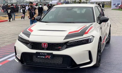 Honda Civic Type R 'chốt' giá 2,4 tỉ đồng tại Việt Nam