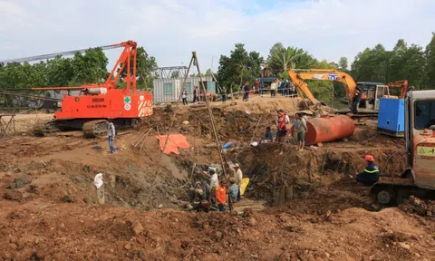 Vụ bé trai lọt vào trụ bê-tông: Sắp đưa được trụ lên khỏi mặt đất