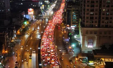 Dòng xe nhích từng mét từ chiều đến tối về Thủ đô ngày cuối nghỉ Tết