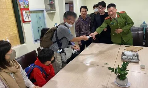 Gia đình người Nhật Bản vui vẻ nhận lại tiền bị tài xế taxi "chặt chém" tại Nội Bài