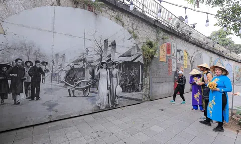 Phố bích họa Phùng Hưng khoác "áo mới" đón Tết Quý Mão 2023