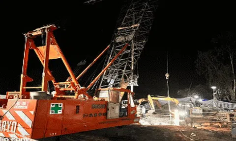 CHÙM ẢNH: Đêm thứ 4 giải cứu bé trai lọt vào trụ bê-tông sâu 35m