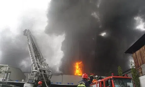 Hệ thống điện mặt trời gặp sự cố, gây cháy kho hàng rộng 1.000 m2