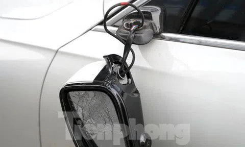 Hà Nội: Hàng loạt ô tô đỗ ven đường bị đập hỏng gương