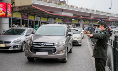 Hành khách bỏ quên 130 triệu đồng trên xe đẩy hành lý sân bay Nội Bài