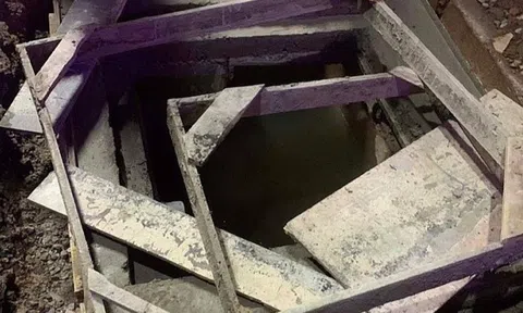 Cháu bé 2 tuổi rơi xuống hố ga không nắp, bị cuốn hơn 10 m