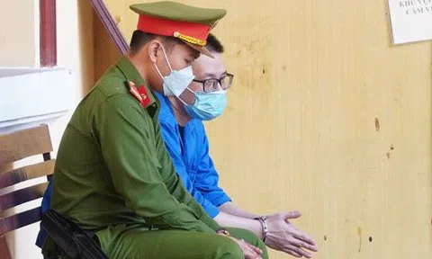 Hình ảnh Nhâm Hoàng Khang tại tòa sáng nay