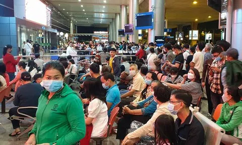 Sân bay Tân Sơn Nhất nhộn nhịp người dân đón Việt kiều về nước ăn Tết sau 2 năm