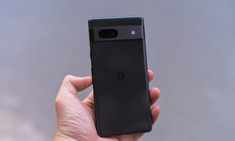 Trên tay chiếc Google Pixel 7a đầu tiên trên thế giới