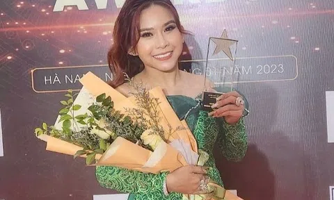 Bình Tinh bật khóc khi được vinh danh Gương mặt nghệ sĩ tiêu biểu