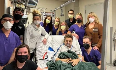 Tài tử 'Hawkeye' đón tuổi 52 trong bệnh viện