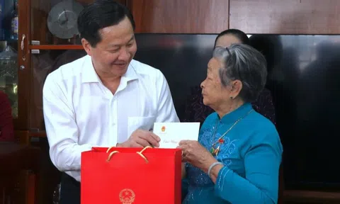 Phó Thủ tướng Chính phủ Lê Minh Khái chúc Tết, tặng quà tại Cà Mau