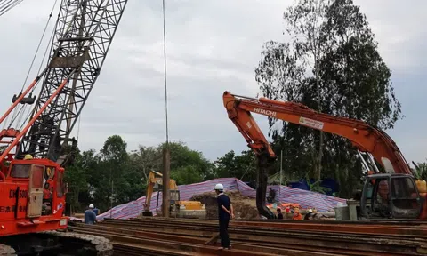 Đang cấp tập điều thiết bị đến nơi bé trai lọt trụ bê-tông sâu 35m