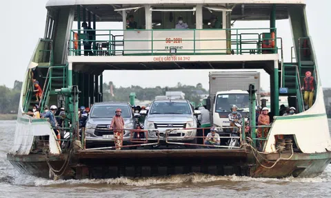 Sớm khắc phục sự cố sà lan tông mạn phà Cát Lái