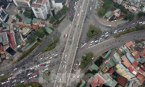 Hình ảnh ngày đầu điều chỉnh phân luồng lại giao thông tại Ngã Tư Sở - Láng