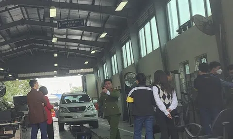Cảnh sát phong toả, khám xét Trung tâm đăng kiểm ở Mỹ Đình