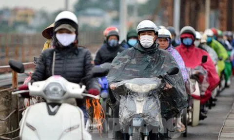 Người Hà Nội 'không mưa cũng phải mặc áo mưa' khổ sở đi làm, đi học