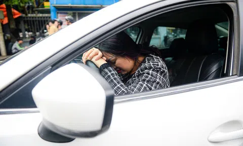 CLIP: Chờ đợi đăng kiểm quá lâu, tài xế mệt mỏi ngủ gục trên vô lăng
