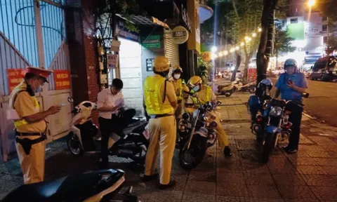 Kiểm tra xe dù ở quận 1, phát hiện lượng hàng "khủng" bất minh