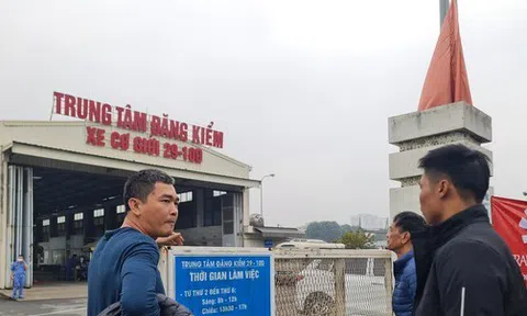 Hà Nội: Vạ vật, ăn ngủ trước trung tâm đăng kiểm 3 ngày chưa xong