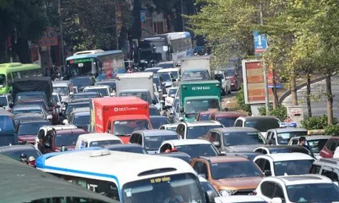 Đường phố Hà Nội "lúc nào cũng tắc" trong những ngày gần Tết Quý Mão 2023