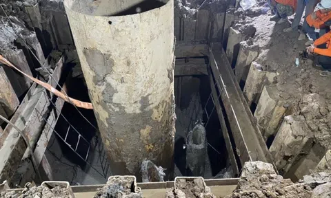 Bé trai 10 tuổi lọt xuống trụ bê tông sâu 35m: Dùng 2 vòi xói phá đất