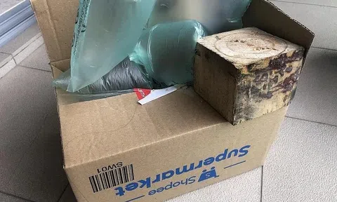 Mua iPhone 14 trên Shopee Singapore, nhận được túi bóng