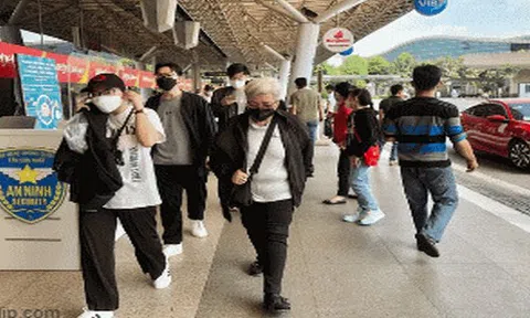 Đông nghịt người về quê đón Tết ở sân bay Tân Sơn Nhất