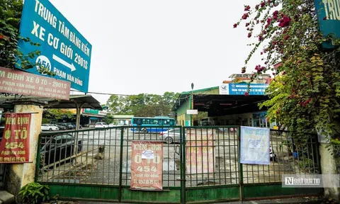 Cận cảnh cửa đóng, then cài của các trung tâm đăng kiểm ở Hà Nội