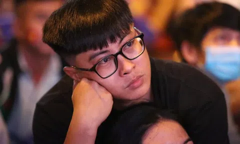 Ảnh: Loạt cảm xúc từ vui mừng, hụt hẫng đến… thở phào của CĐV ở TP.HCM trong đêm chung kết lượt đi AFF Cup