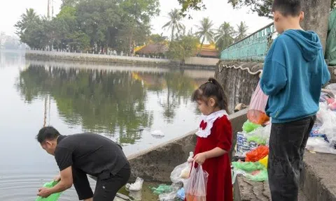Cá chép tiễn ông Công ông Táo chết hàng loạt, sư thầy đi dọn rác ven hồ