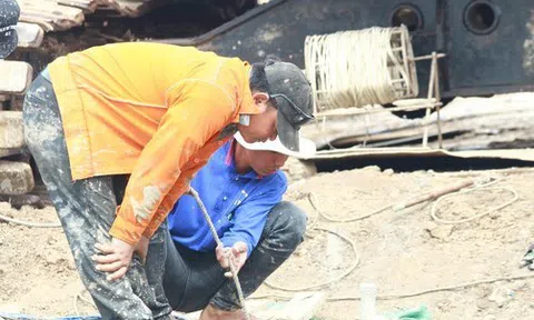 Vụ cháu bé lọt trụ bê tông 35m tại Đồng Tháp: Cần cẩu 80 tấn cứu hộ bị trục trặc