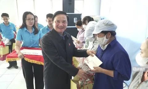 Phó Chủ tịch Quốc hội thăm và tặng quà tại tỉnh Bình Thuận