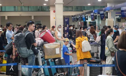 Dòng người xếp hàng dài đợi làm thủ tục ở sân bay Tân Sơn Nhất