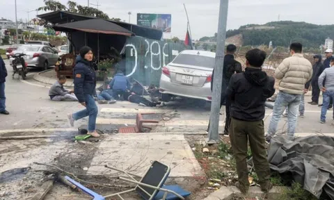 Tài xế bất ngờ rồ ga lao thẳng xe taxi vào 5 người đang sưởi ấm ven đường