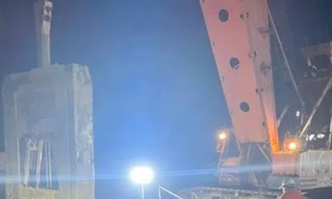 Vụ bé trai lọt trụ bê tông: Đã đưa được đốt cọc thứ nhất dài 12m lên mặt đất