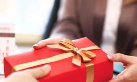 Biếu quà Tết lãnh đạo: Vì sao cấm cứ cấm, biếu cứ biếu?