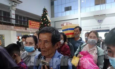 Trưa 25 tháng Chạp, ga Sài Gòn chật ních hành khách về quê đón Tết