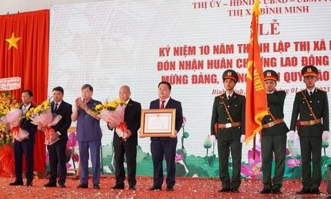 Vĩnh Long: Thị xã Bình Minh đón nhận Huân chương Lao động hạng Nhất