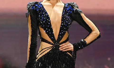 Top 5 Miss Universe diễn đầm dạ hội cắt xẻ