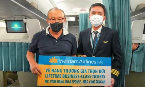 HLV Park Hang Seo nhận vé bay Thương gia trọn đời của Vietnam Airlines