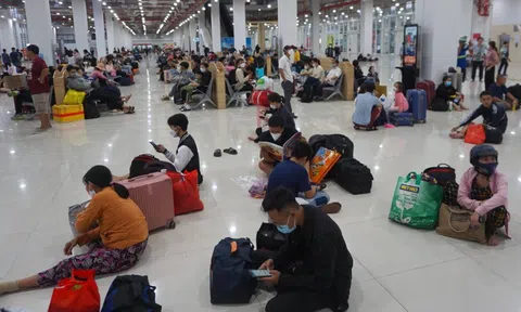 Hành khách vật vạ ở bến xe hiện đại nhất TP HCM