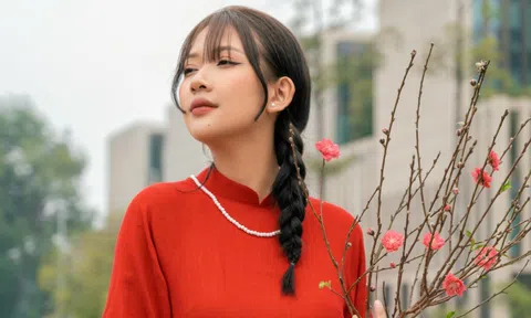 Á hậu Hoa Đan diện áo dài dạo phố